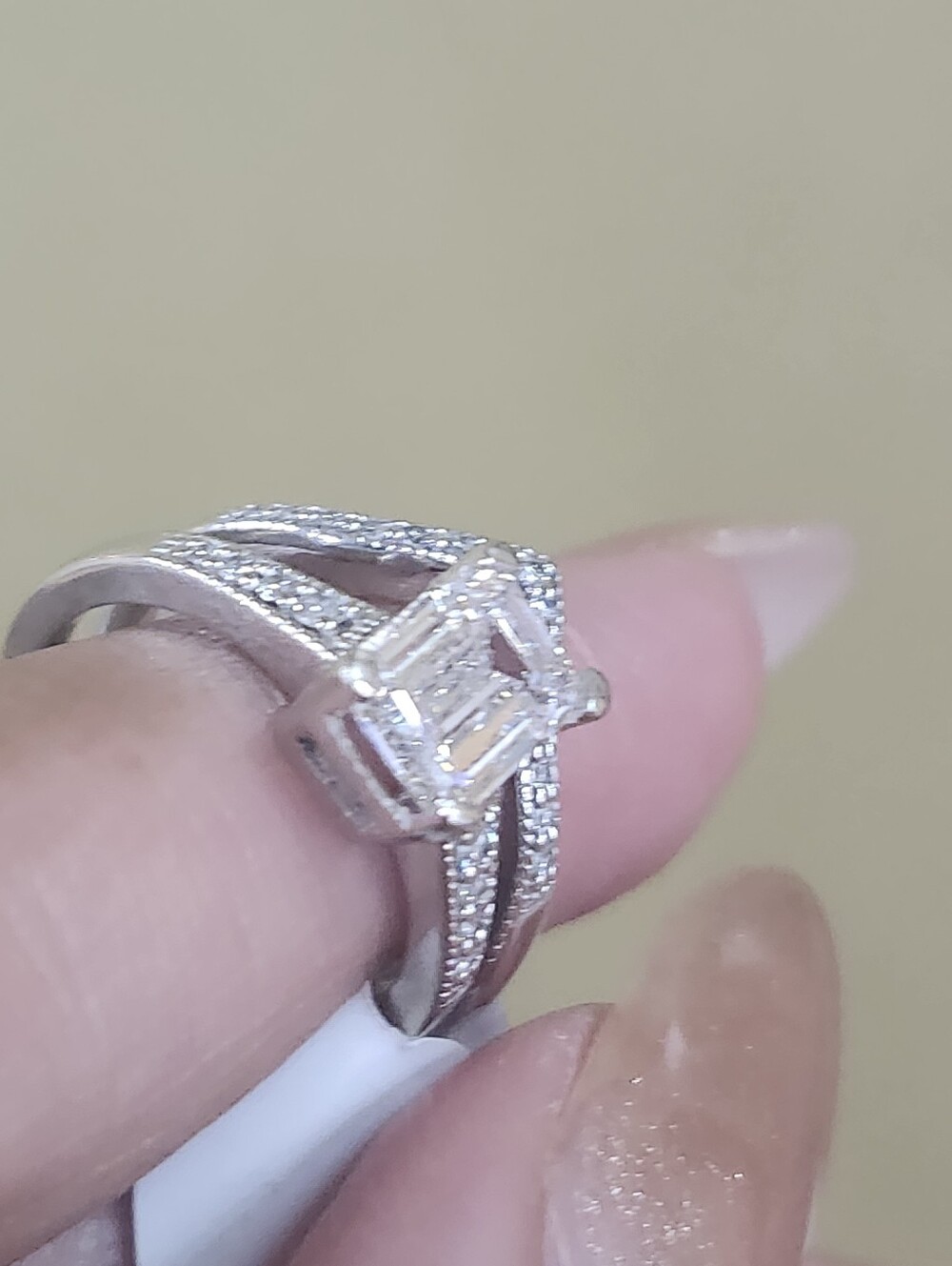 Beatiful 18k Gold Ring With Lab Diamonds.